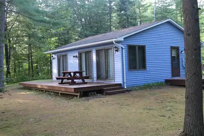 Image de Cabine au bord du lac tranquille avec foyer, plage et quai privés