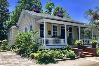 Image de Maison magnifiquement restaurée dans le quartier historique de Wilmington avec piscine