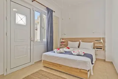 Image de \"Captain Elias Apartments\" sont flambant neufs et décorés avec goût.