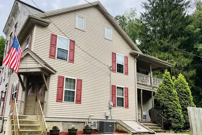 Image de West Broadway avec parking privé!