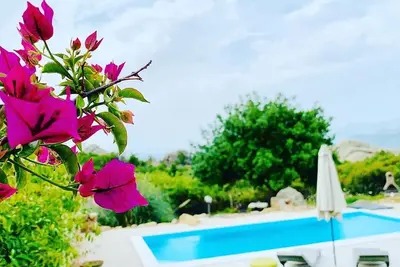 Image de Villa moderne de quatre chambres avec piscine et vue sur la mer près de la plage de Cala Ginepro
