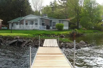 Image de Waterfront Cottage sur le lac Calabogie!
