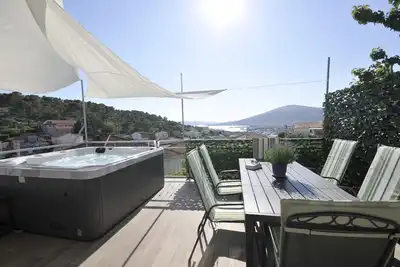 Image de Appartement luxueux et confortable avec terrasse et bain à remous privé / vue imprenable!