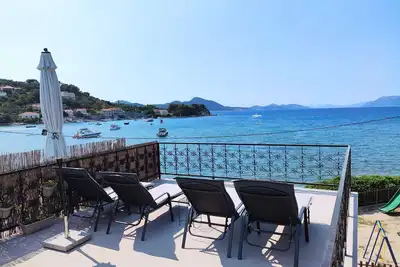 Image de Maison avec vue mer sur une île paisible
