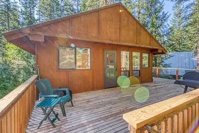 Cabane dans les bois pour chiens avec terrasse et salle de jeux privée - à pied de la rivière