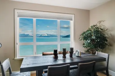 Image de Seasons at Sandpoint - Condo décoré de façon professionnelle avec une vue à couper le souffle