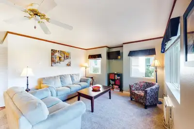 Image de Condo au rez-de-chaussée avec chien, acceptant les chiens - près de la ville et de la randonnée!