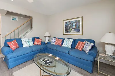 Image de Copropriété à prix économique avec piscine à distance de marche de la plage!