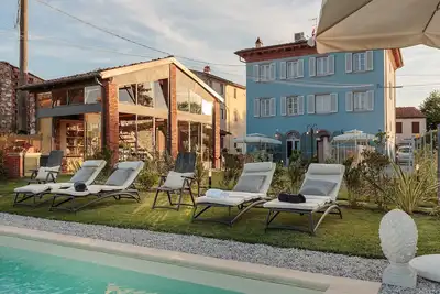 Image de Villa Ricordi avec piscine privée dans la ville de Marlia très proche de la ville de Lucques
