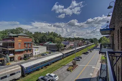 Image de Condo au dernier étage avec vue sur le centre-ville historique de Blue Ridge!