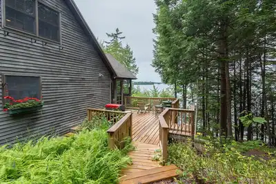 Image de Superbe maison au bord du lac avec quai, canoë, kayaks et vue sur le lac / la forêt!