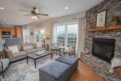 Image de Mountain Home, vues, terrasse, grill, bain à remous, King Master Suite, tables de jeux, Near App Ski