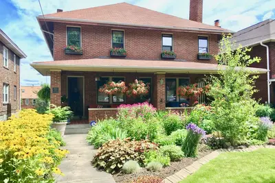 Image de Soigneusement meublé, confortable et pratique dans le quartier est de Pittsburgh.