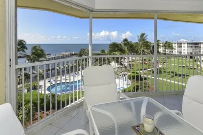 Image de Ocean Harbor K-44 - Condo au bord de l'océan avec 2 chambres et style contemporain