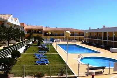 Image de Villa familiale moderne, Guia - Plages, Piscine, aire de jeux pour enfants. Très tranquille.