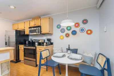 Image de Nouveau! Needle Rock Condo à 100 mètres de la télécabine, du sentier riverain et de la rue principale