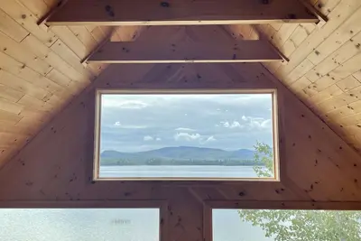 Image de Nouvelle maison au bord de l'eau avec une vue spectaculaire sur les Montagnes Blanches! !