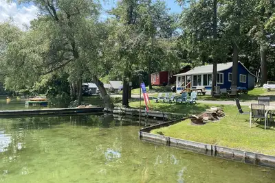 Image de Bord de l'eau, chalet rustique, grande baignade, propre quai, radeau