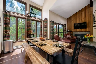 Image de Luxury Mountain Retreat, fenêtres du sol au plafond, rénovation complète