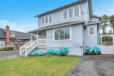 Beautiful newly renovated beach home with easy beach access!