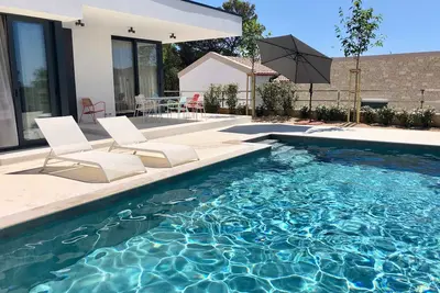 Image de Maison de vacances avec terrasse et piscine