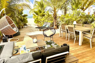 Image de Sur la plage, piscines, vue mer! Magnifique 2 chambres King beds 2 bains 2 wc