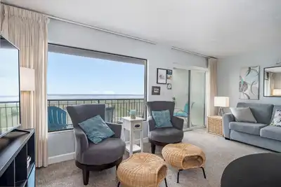 Image de vue sur l'océan de balayage de ce condo d'une chambre à droite sur le bal!