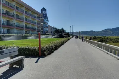 Image de Profitez du bal de ce magnifique condo en bord de mer au coeur de la Mer!
