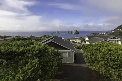 Image de Découvrez Oceanside, Oregon de cette maison perchée au-dessus des vagues!