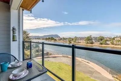 Image de Découvrez le bord de la rivière dans ce condo de luxe au cœur de la mer!