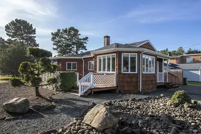 Profitez de cette maison de 4 chambres à coucher du sable de Seaside!