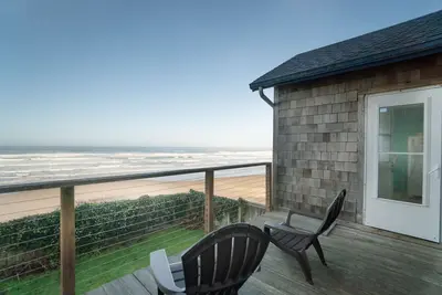 Image de Cabine de plage avec attitude! Il est rare de trouver une maison en bord de mer à Newport