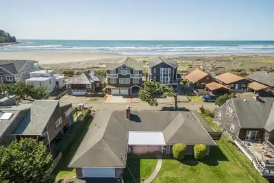 Image de Grande maison pour votre famille avec accès à la plage un pâté de maisons en bord de mer!