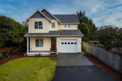 Image de Restez 2 pât��s de maisons de la plage dans ce 4 chambres à coucher du centre-ville de bord de mer!