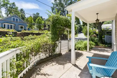 Image de Chalet De Charme Haut De Gamme - C'Est Un Tapis Groovy - 1 Bloc Pour Dwntwn Placerville