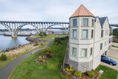 Image de Luxe devant la baie condo juste au sud du pont de Newport avec une vue imprenable!