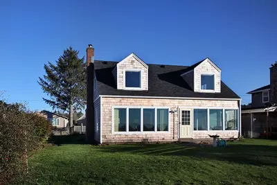 Image de Découvrez le bord de mer de cette belle maison située juste à côté de l'eau!