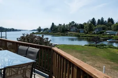 Image de Lake Point Hideaway - Lac avant! Apportez votre bateau et profitez du quai privé.