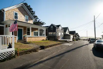 Image de Profitez du sable dans cette maison de bord de mer magnifiquement rénové avec vue sur l'océan!