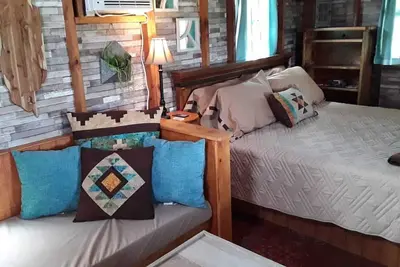 Image de Zannabella B & B-Glamping - Cedar Grove Cabin - Ingram, Tx petit déjeuner inclus