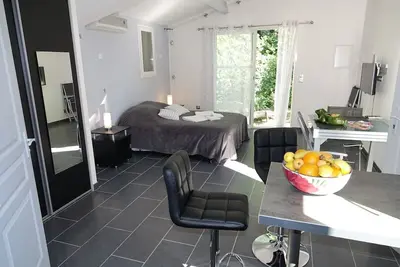 Image de Logement Complet avec Salon de Jardin et Parking Gratuit