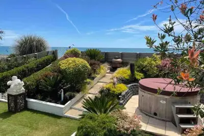 Image de Absolute Beachfront House avec vue sur la mer