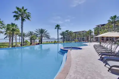 Image de Nouveau! La Paz 'Paraiso del Mar' Condo Resort avec Patio
