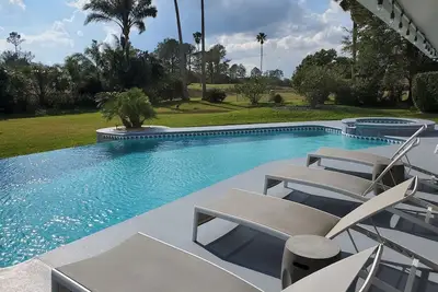 Image de Ski nautique, golf et tennis sur place! Deux Master Suites! Piscine et spa privés!