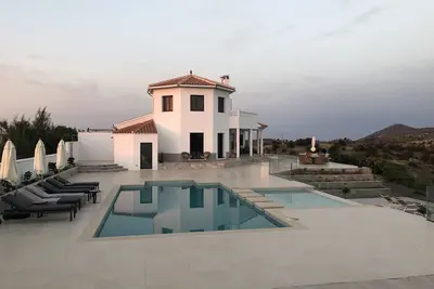 Image de Belle villa espagnole moderne avec piscine et vue imprenable