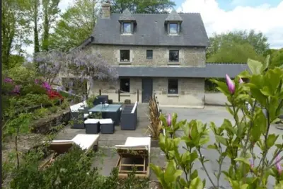 Image de Belle maison avec piscine et bain à remous situé dans un hameau calme à côté du lac privé