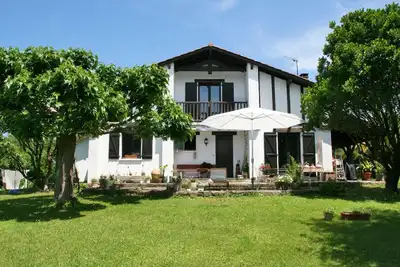 Image de Maison basque avec vue pittoresque sur les Pyrénées
