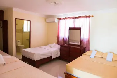 Image de Tropical Island Aparthotel - Studio Familial 1 Lit Double 1 Simple - Wi-Fi Gratuit - Impeccable Appartement 1 Chambre Cuisine Complète - Vues Sur La Ville à Santo Domingo Este