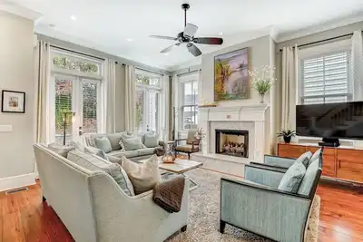 Image de Parfaitement située, grande maison de style Savannah au coeur du quartier historique.