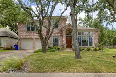 Image de Beauté couverte d'arbres! Maison près d'Austin et des autoroutes, des magasins et plus encore!